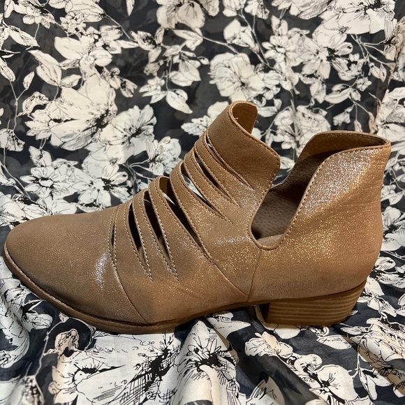 Seychelles ‘Unanimous’ Gold Leather Ankle Booties - Picture 6 of 10